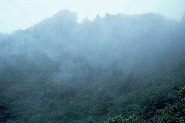 HuangShan, hiking, mist near mountains.jpg 15.4K