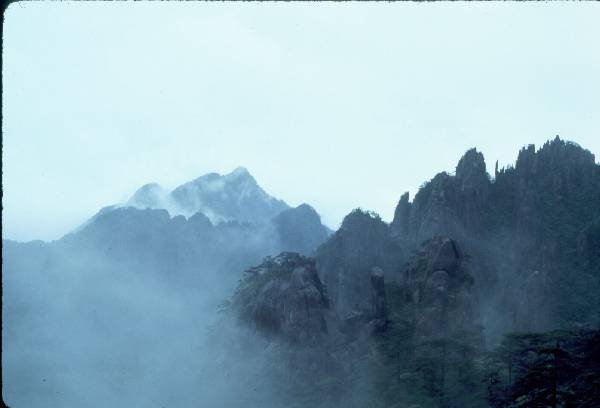 HuangShan, hiking, mist over peaks.jpg 14.7K