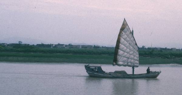 boat sailing on river near Ningbo.jpg 16.4K