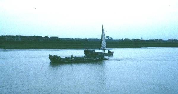 boats sailing on river near Ningbo 2.jpg 17.8K