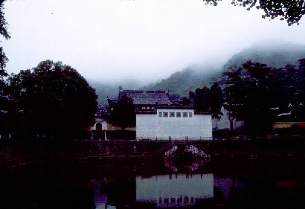 Ningbo, pond in front of temple.jpg 24.2K