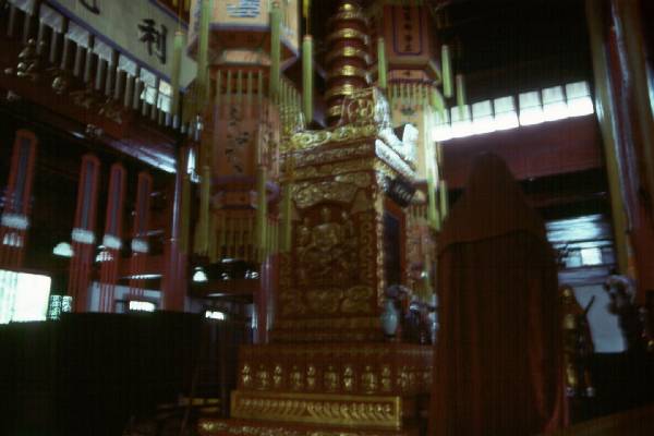 Temple2 near Ningbo, case holding finger bone of the Buddha.jpg 27.8K