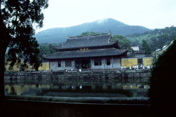 Temple2 near Ningbo, lake in front.jpg 31.6K