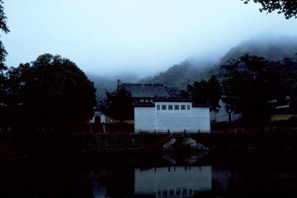 Temple near Ningbo, lake in front.jpg 17.6K