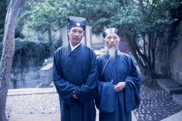 Taoist elder and middle age.jpg 63.3K
