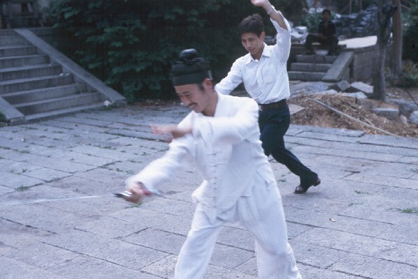 Yang SiLiang and young Taoist practice Taiji 2.jpg 61.1K