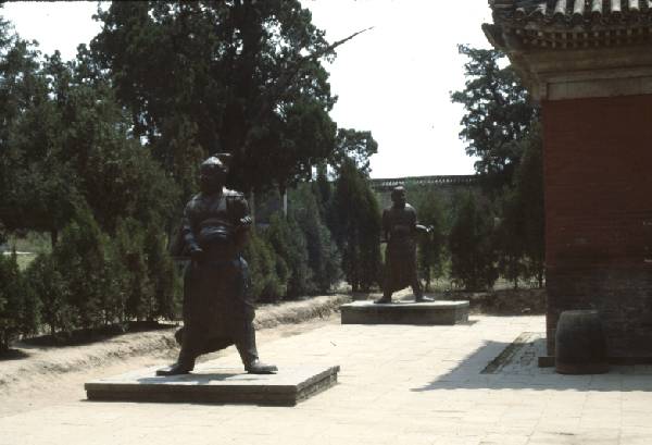 Shaolin Taoist monastery courtyard guardians.jpg 31.6K