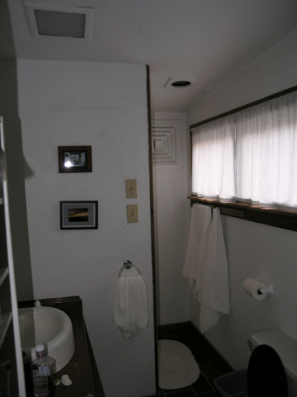 10bathroom2.jpg 132.5K