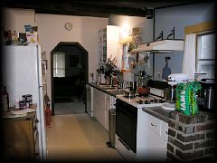 02kitchen.jpg 199.4k bytes