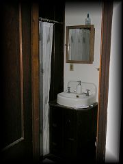 03bathroom1.jpg 134.5k bytes