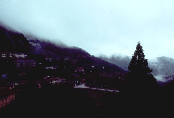 HuangShan, before, hotels in valley.jpg 12.3K