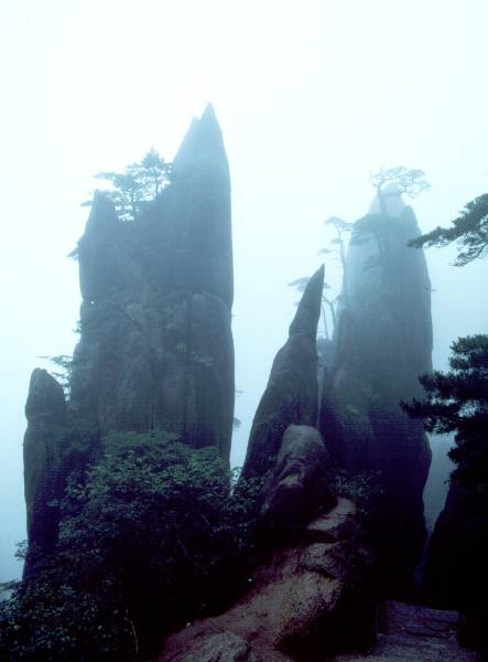 HuangShan, hiking, stairway through peaks.jpg 21.8K