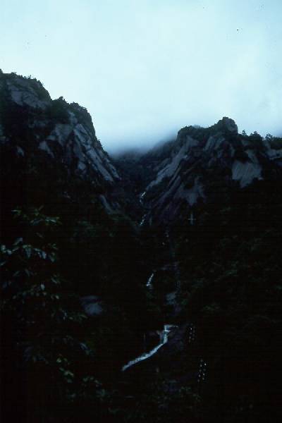 HuangShan, hiking, stream and path.jpg 14.6K