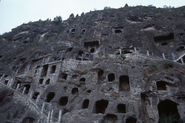 Luoyang river banks, many holes.jpg 74.8K