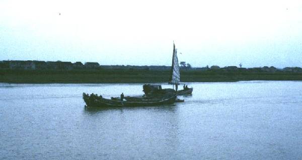 boats sailing on river near Ningbo 2a.jpg 19.1K