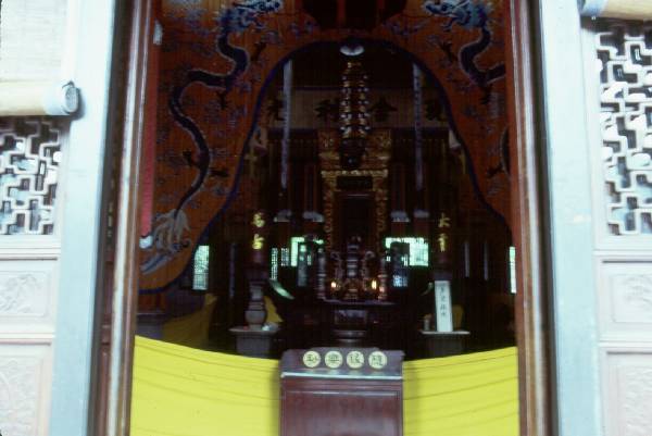 Temple2 near Ningbo, case holding finger bone of the Buddha .jpg 31.2K