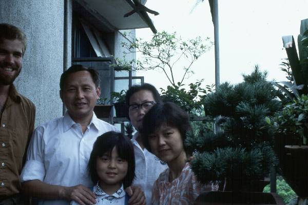 The mayor of Nigbo's family and home, outside.jpg 36.1K