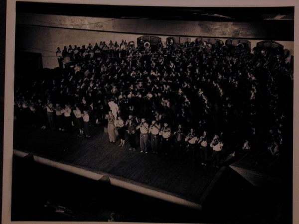 orchestra_with_a_line_of_brass.jpg 50.6K
